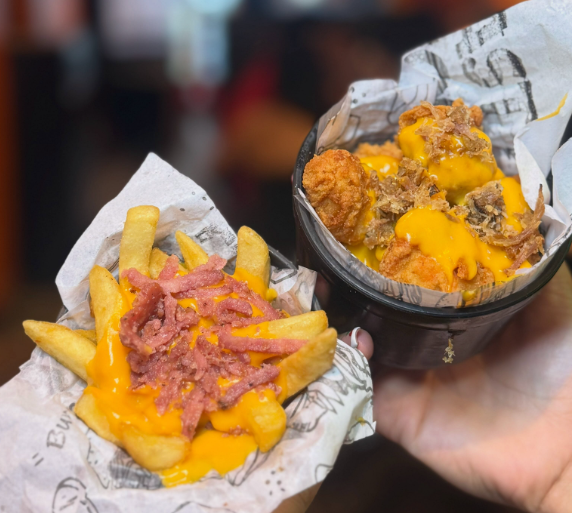 Porções com queijo da Wallstreet Hamburgueria