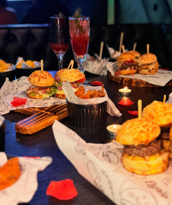 Mesa com mini-hambúrgueres da Wallstreet Hamburgueria